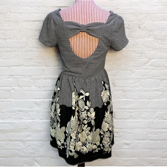 Romantic Black White Striped A-Line Dress Floral Detail & Peekaboo Cutout Size L - Picture 2 of 8